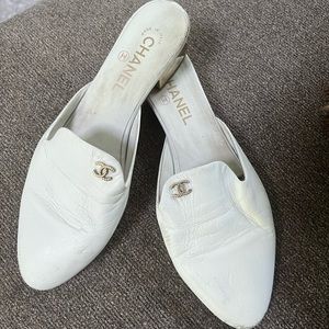 Gorgeous white Chanel interlocking  mules with 1 inch gold heels!!